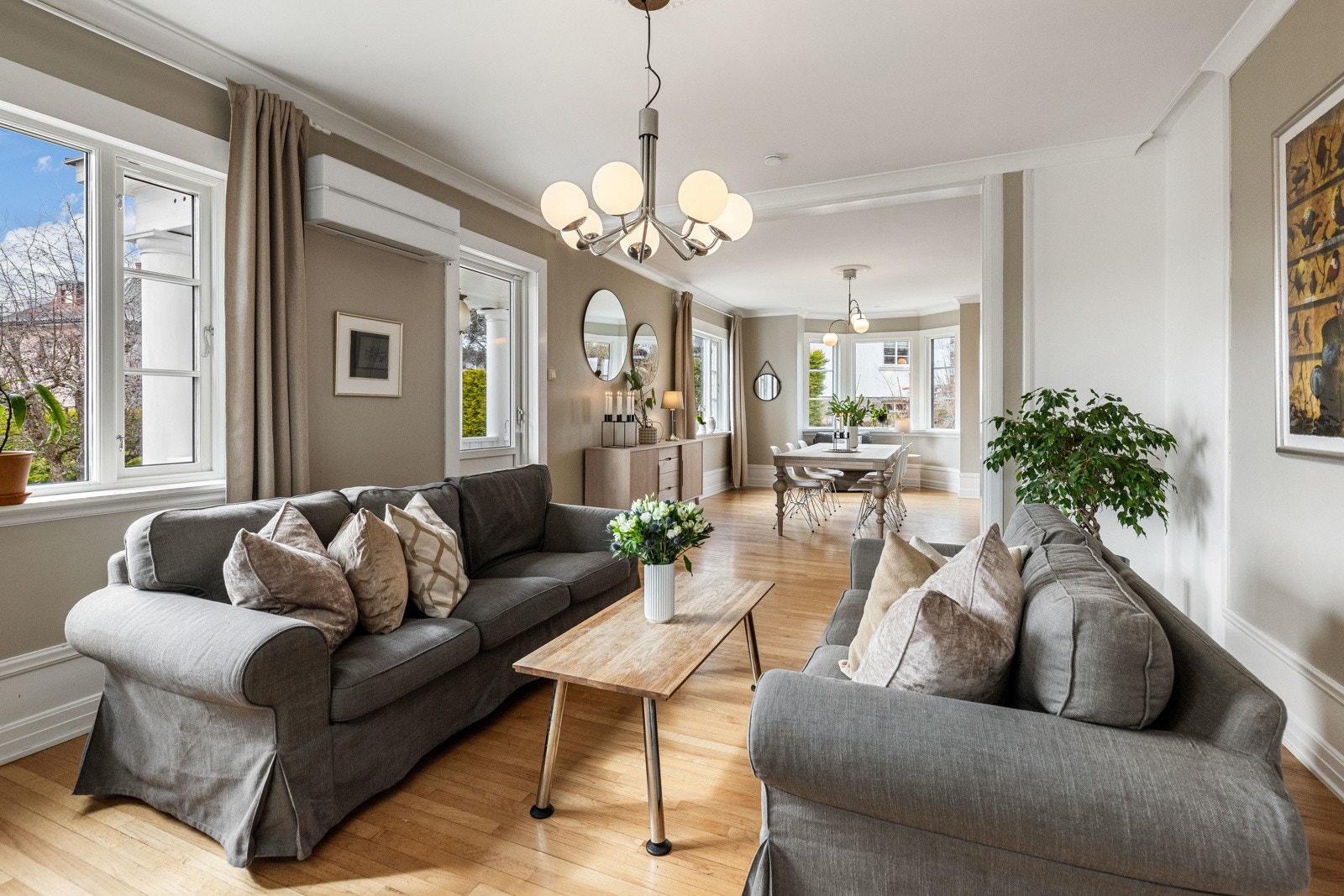 Tidsriktige farger på veggene og legger gulv av furu. Galleribilde