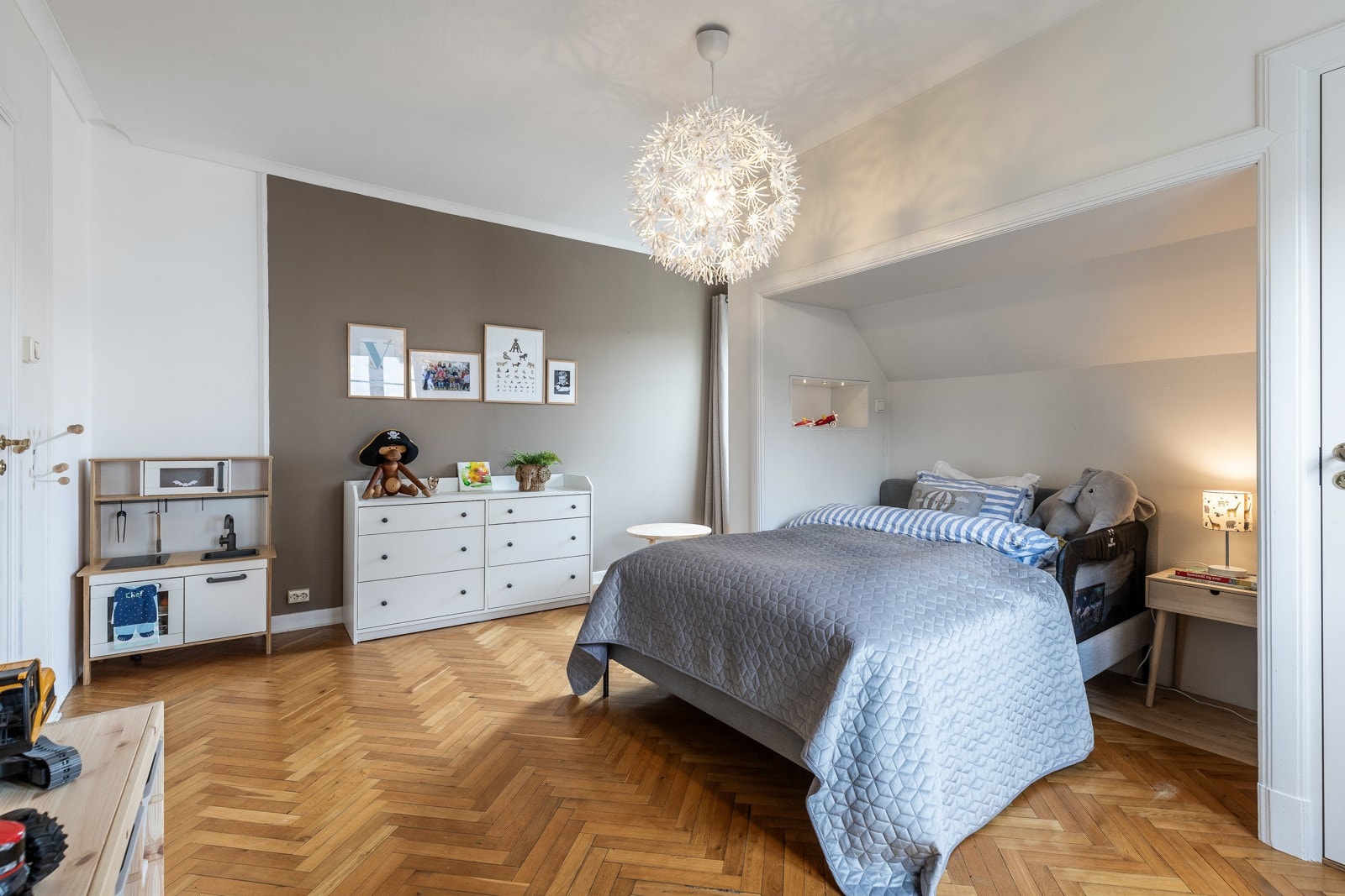 Soverom nr. II er også av god størrelse og med gode muligheter for møblering. Galleribilde