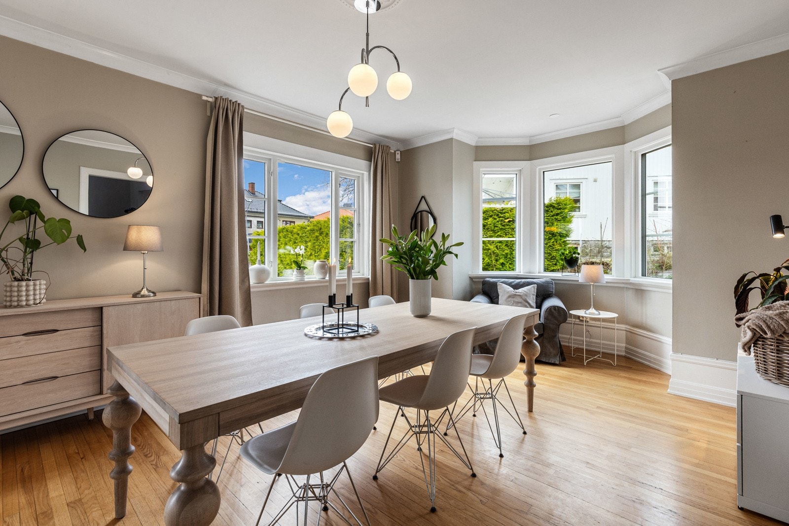 Det et hyggelig karanpp i stuen, som gir rom for en hyggelig lesekrok. Galleribilde