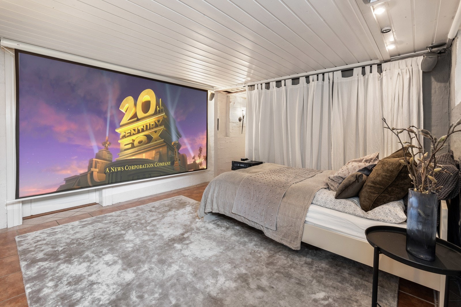 Hjemmkino med lerett og prosjektor. Galleribilde