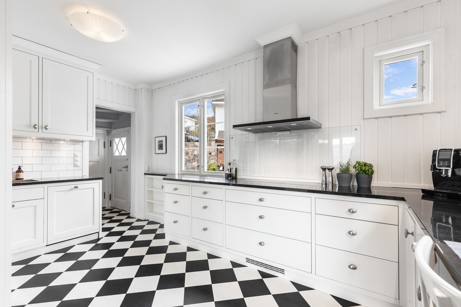 Elegant kjøkken med profilert innredning. God skap- og benkplass. Galleribilde