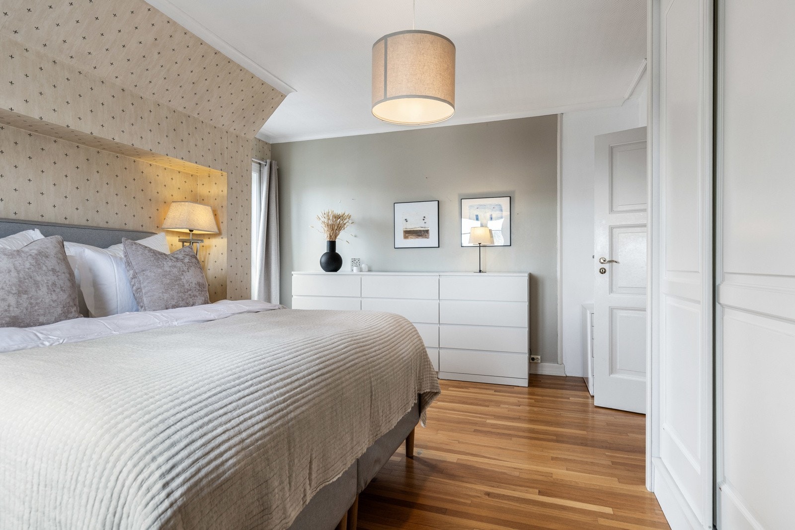 Hovedsoverommet er luftig og pent, med skyvedørsgarderobe og plass til skuffe/hylle løsninger. Galleribilde