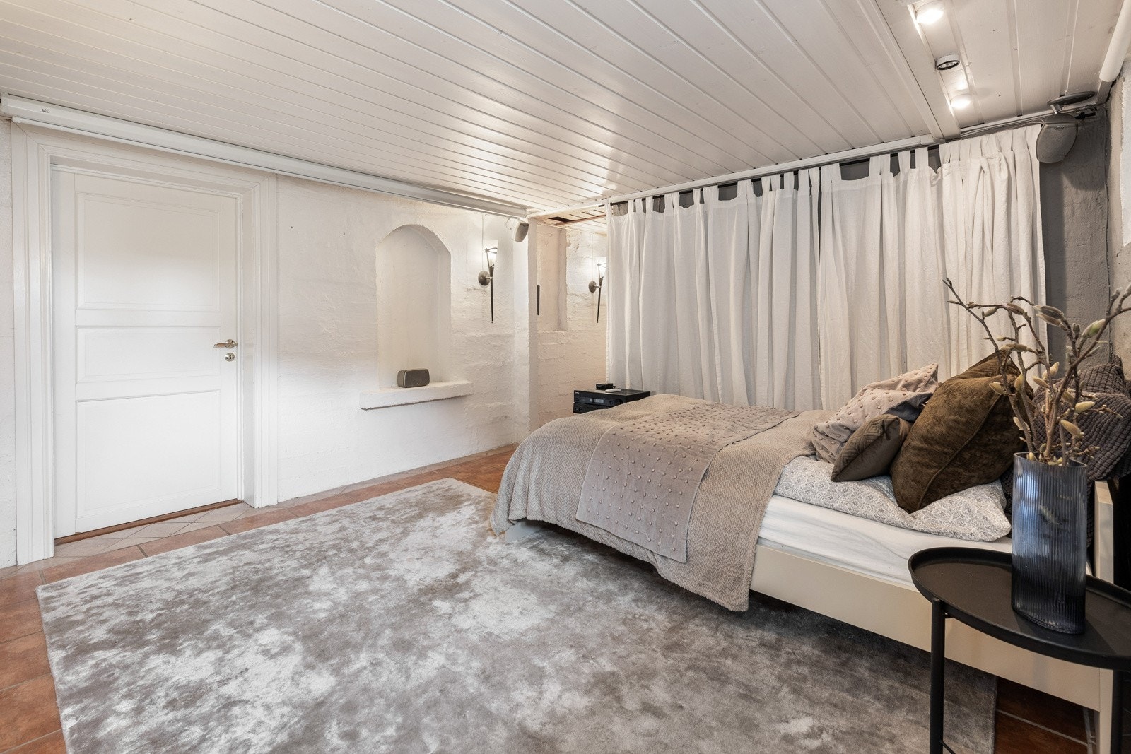 Disponibelt rom er innredet med seng og hjemmekino. Galleribilde