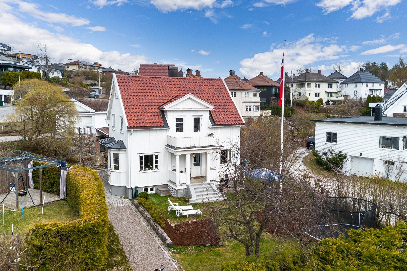 En særpreget og elegant enebolig med mye sjel, beliggende i et rolig og etablert boligområde på attraktive Toppenhaug, Bragernes. Galleribilde