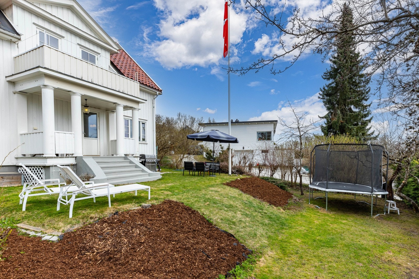 Pent opparbeidet hage, med muligheter for avslapning og lek for de små. Galleribilde