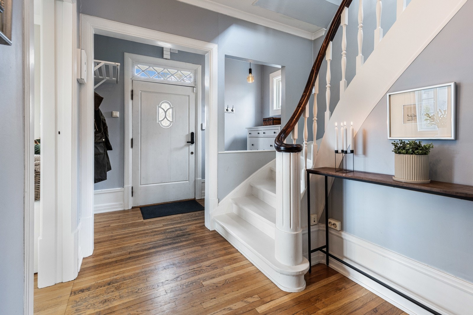 Velkommen inn Inngangspartiet har en elegant og klassisk stil Galleribilde