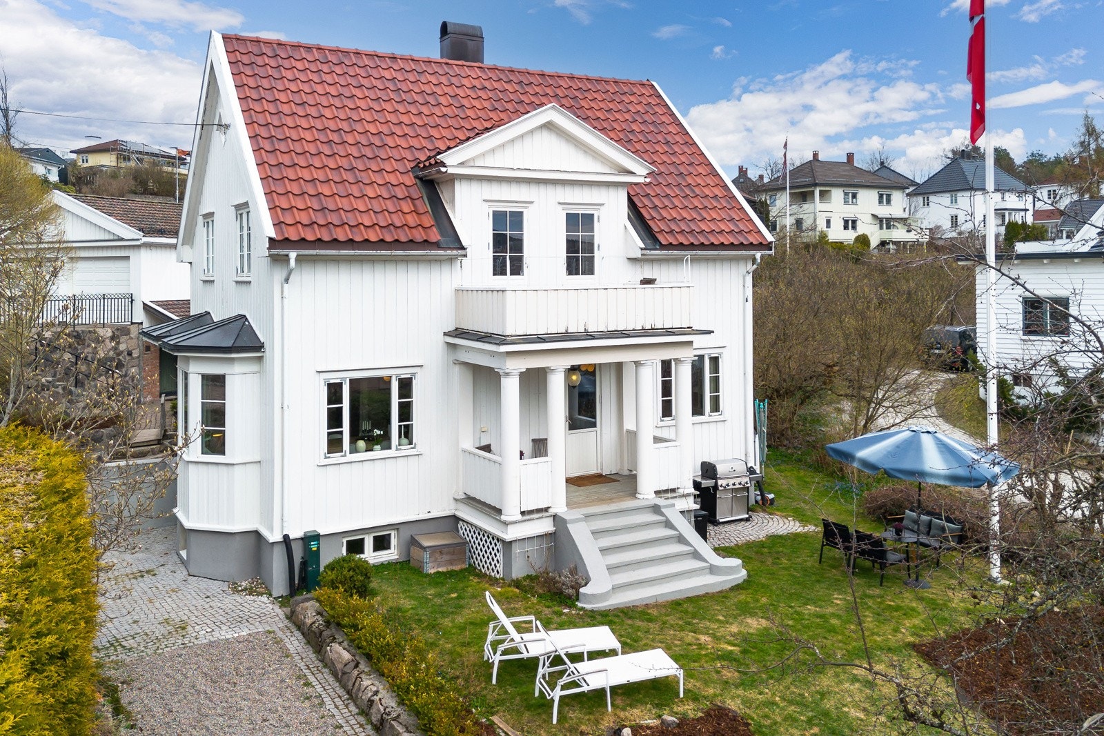 Velkommen til Løkkebergveien 17. Presentert av Eiendomsmegler MNEF Jørgen Berg. Galleribilde
