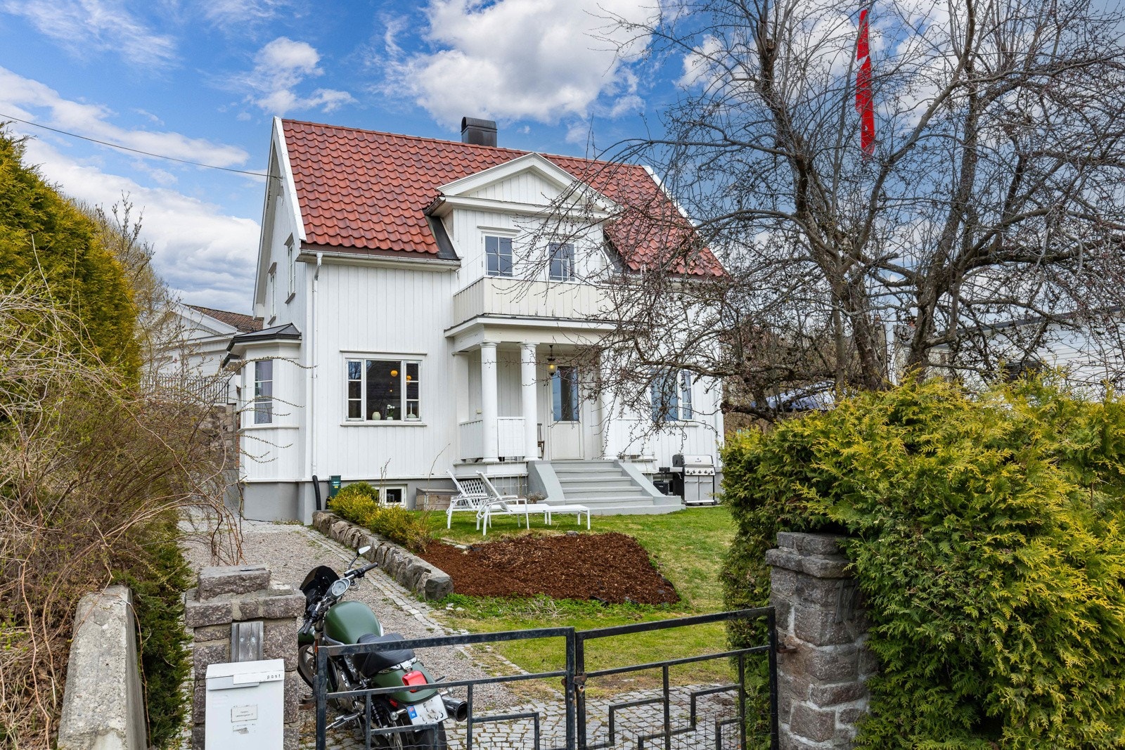 Huset sett fra Løkkebergveien. Med smijernsport og innkjøring. Galleribilde