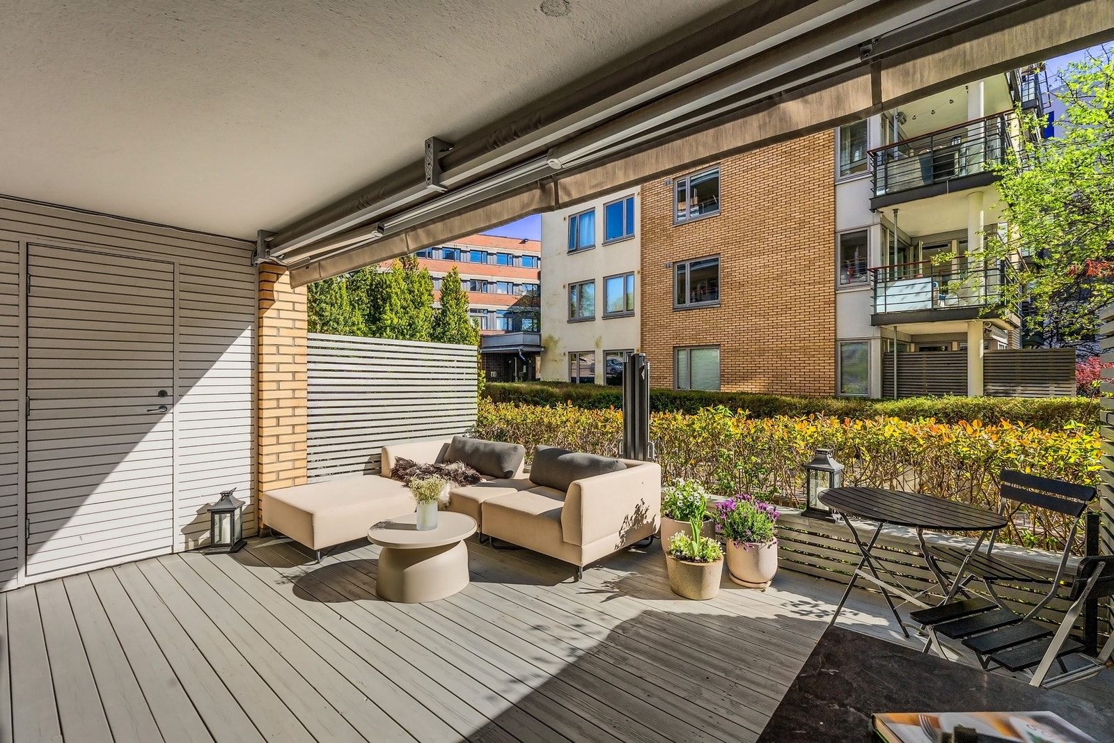 Fra stuen er det utgang til en solrik, sydvestvendt terrasse på ca. 19kvm. Galleribilde