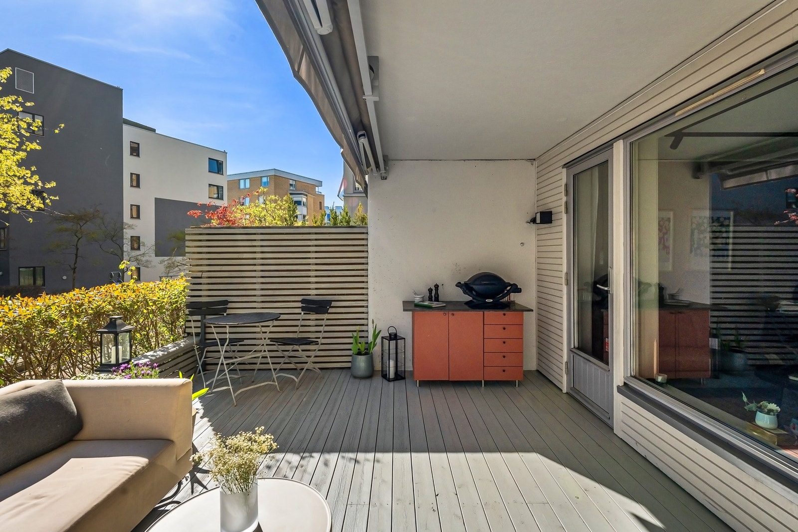 På midtsommer er det morgen- og tidlig formiddagssol fra ca. 8-11 før solen kommer tilbake rundt ca. 14 til ca. 18:30-tiden på kvelden. Galleribilde