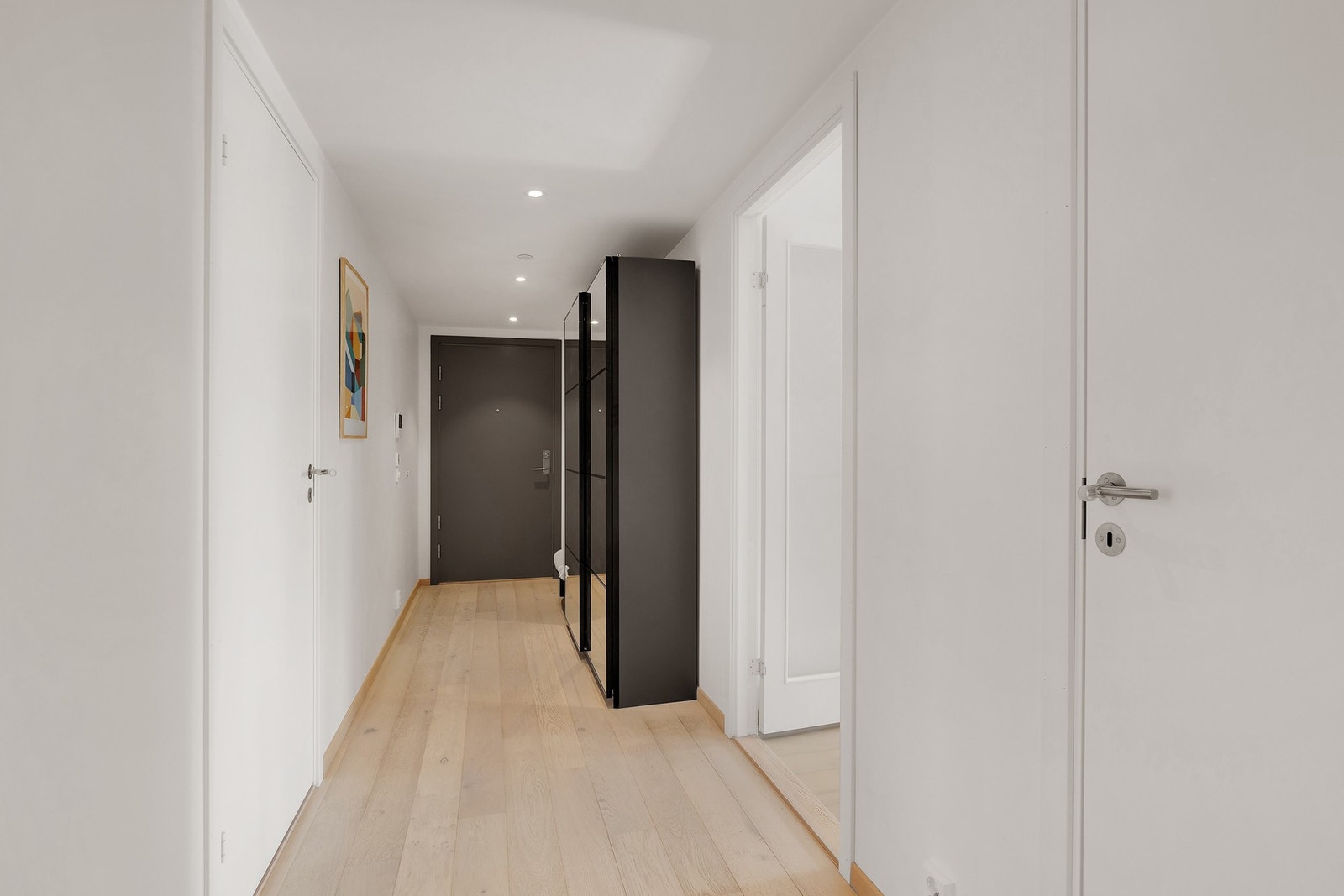 Her er det god plass til diverse oppbevaringsmøbler Galleribilde