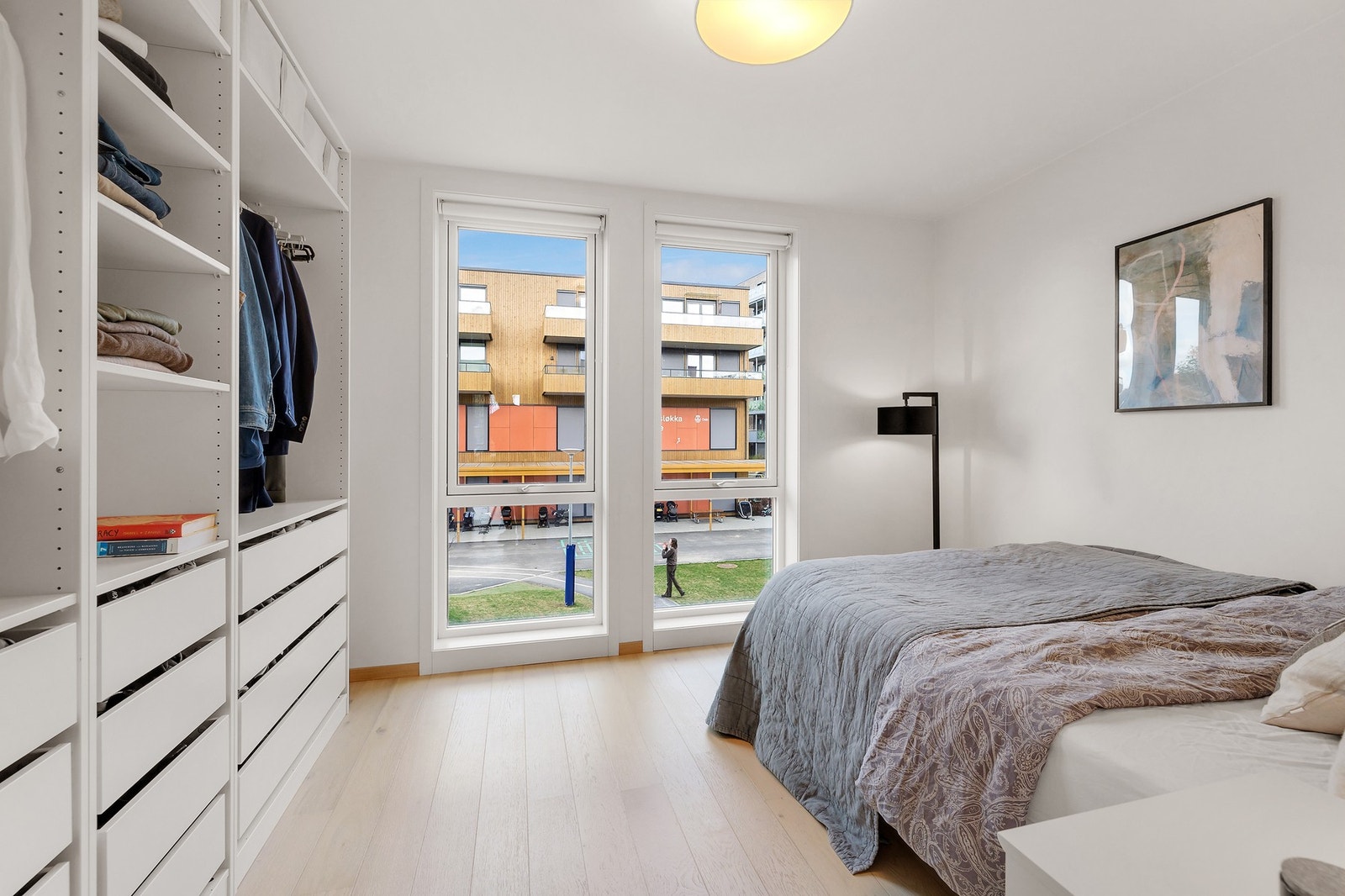 Det er plass til dobbeltseng og tilhørende nattbord Galleribilde