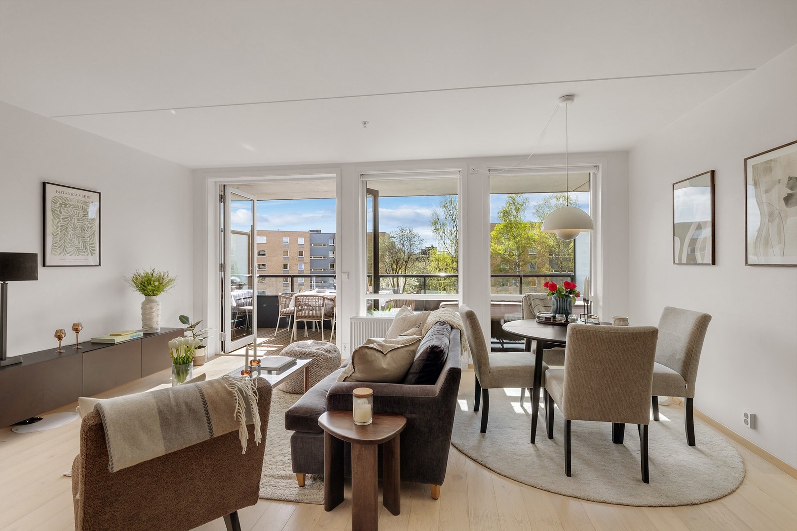 Boligens store vindusflater sikrer rikelig med naturlig lysinnslipp Galleribilde