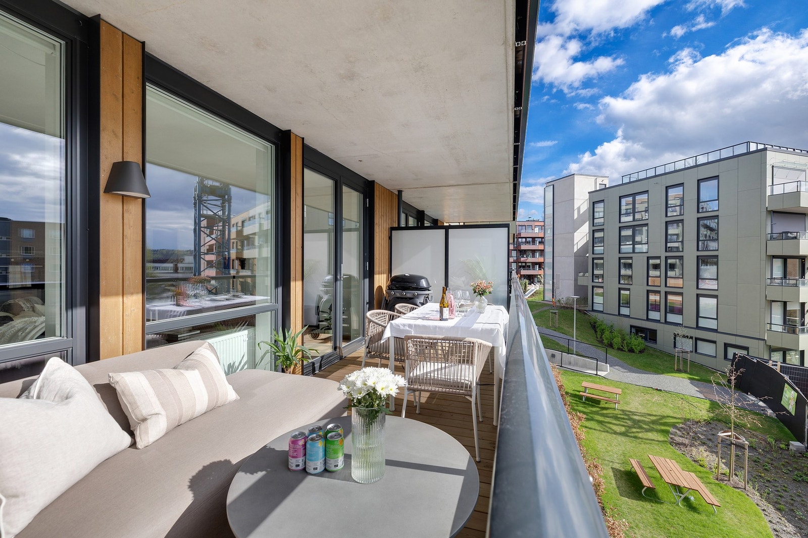 Balkongen vender mot vest og byr på ypperlige solforhold Galleribilde