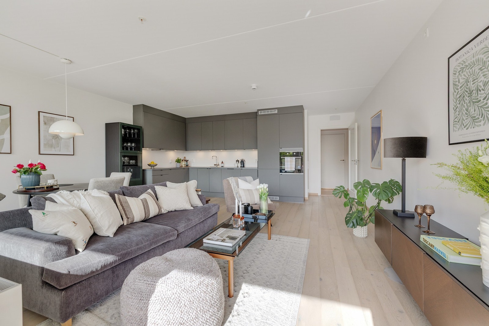 Leiligheten har en praktisk åpen stue- og kjøkkenløsning som understøtter den gode planløsningen Galleribilde