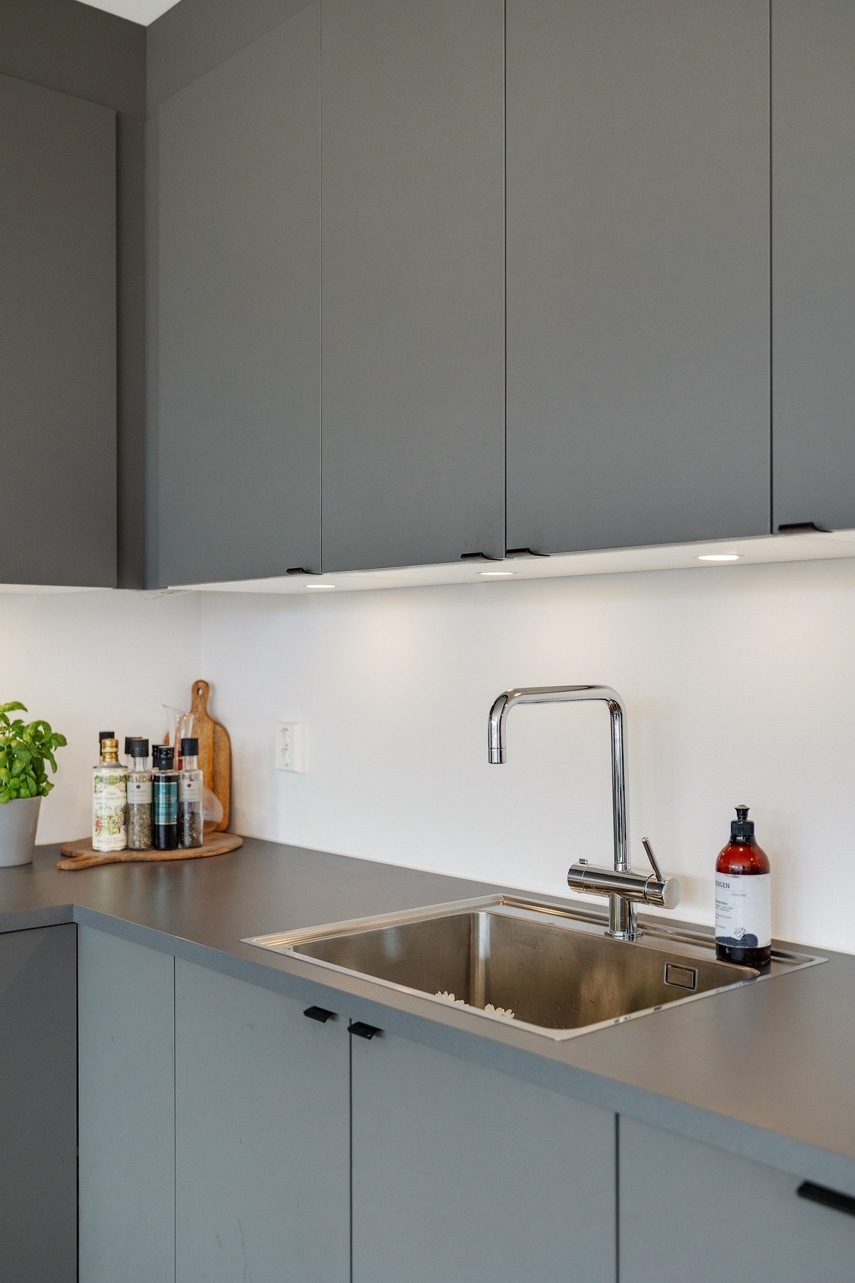 Innredning med glatte fronter, samt benkeplate i laminat. Det er montert komfyrvakt og lekkasjesikring Galleribilde