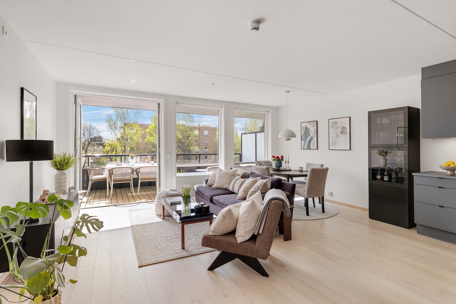 Moderne og lyse overflater er gjennomgående, og leiligheten har flott, énstavs eikeparkett Galleribilde