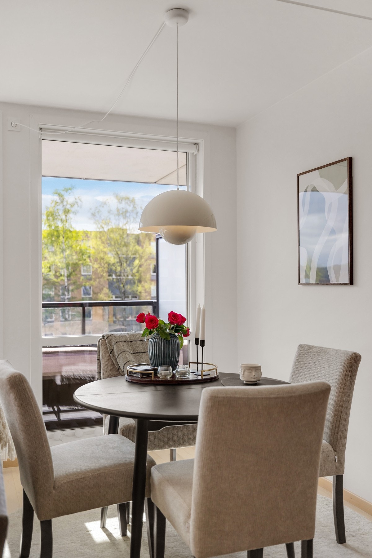 God plass til spiseplass i tilknytting til kjøkkenet - Her kan man nyte et herlig måltid med venner og familie Galleribilde