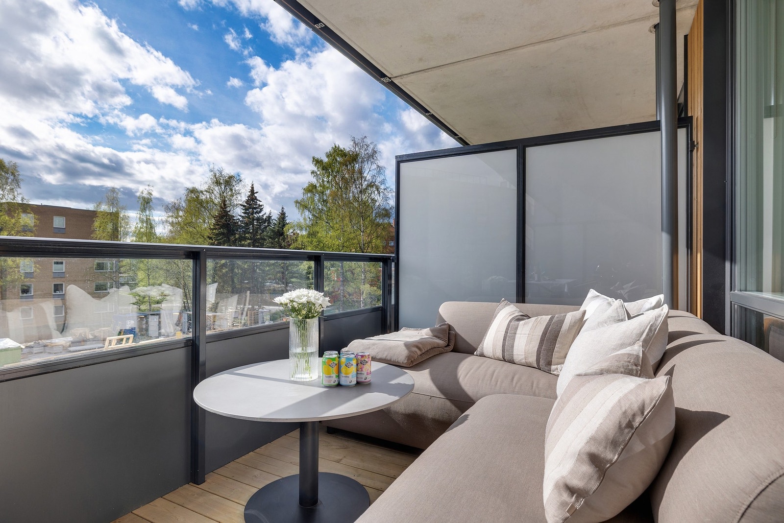 Balkongen er utstyrt med belysning og stikkontakt Galleribilde