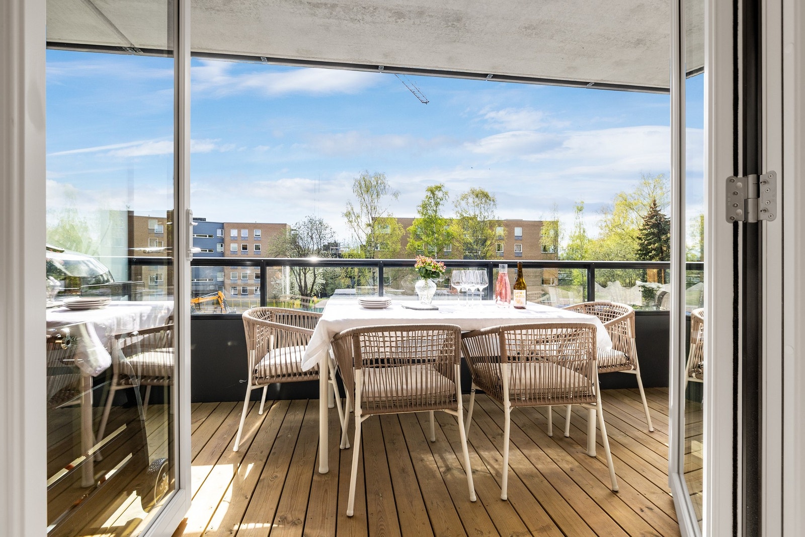 Fra stuen er det utgang til den flotte balkongen på hele 12 kvm Galleribilde