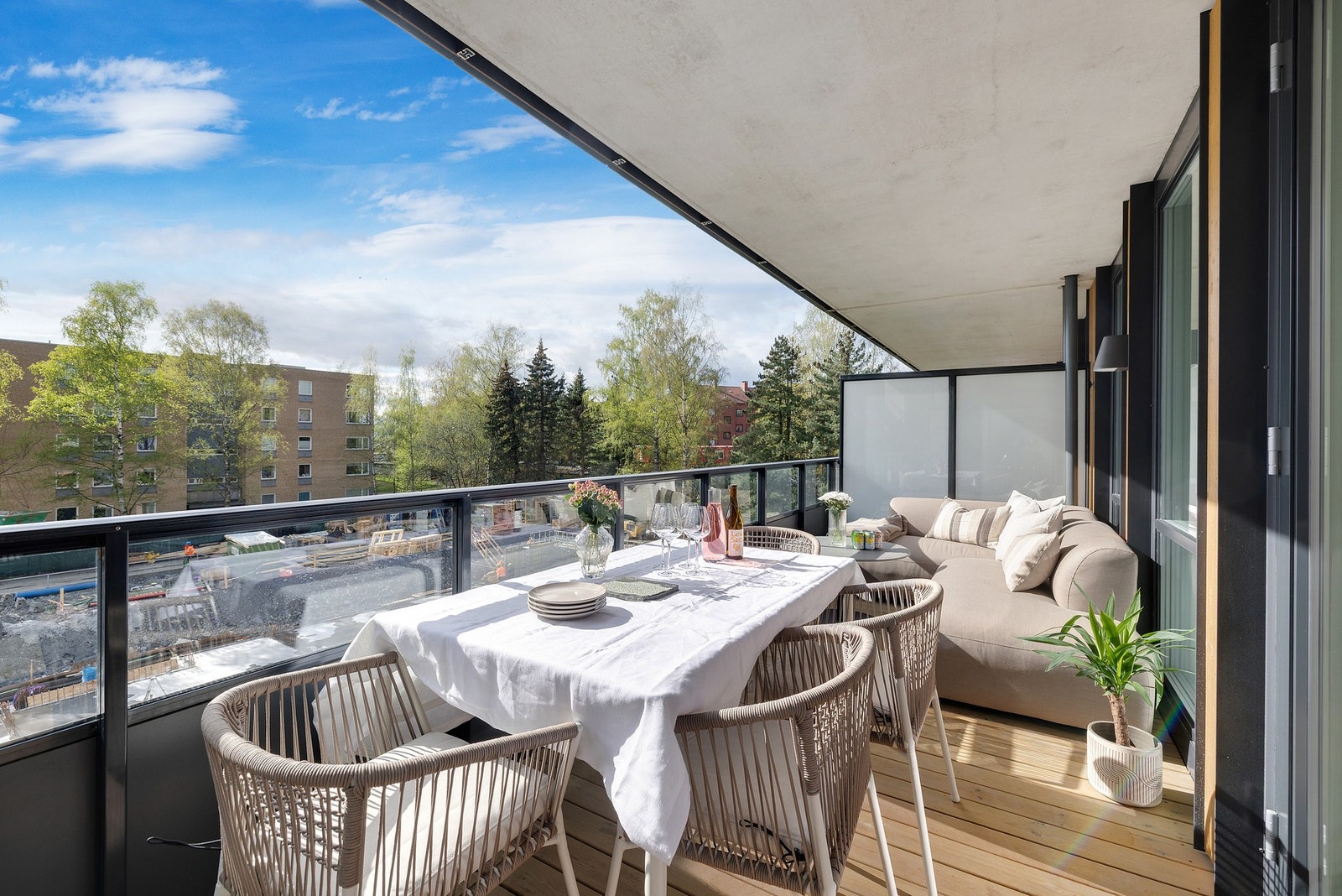 Det er god plass til sittegruppe, grill, samt diverse beplantning Galleribilde