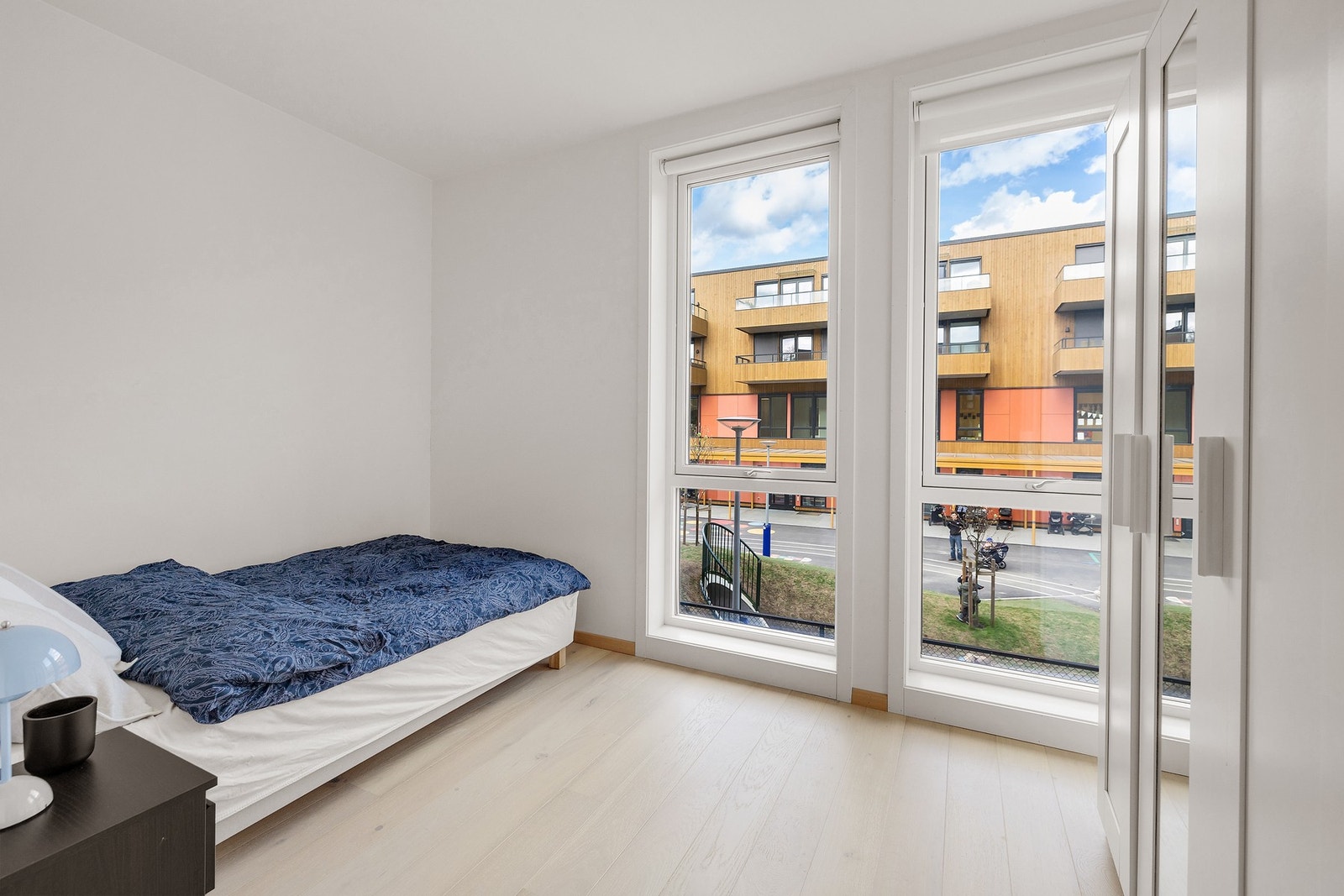 Det andre soverommet er også av god størrelse og passer ypperlig som barnerom, gjesterom eller kontor - alt etter ønske og behov Galleribilde