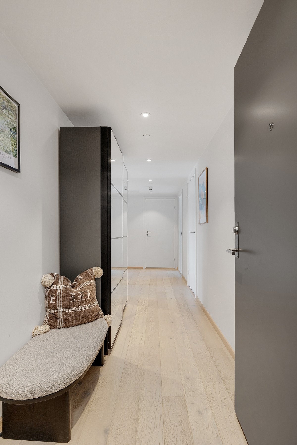 Lys og innbydende éntre som gir et godt førsteinntrykk av boligen Galleribilde