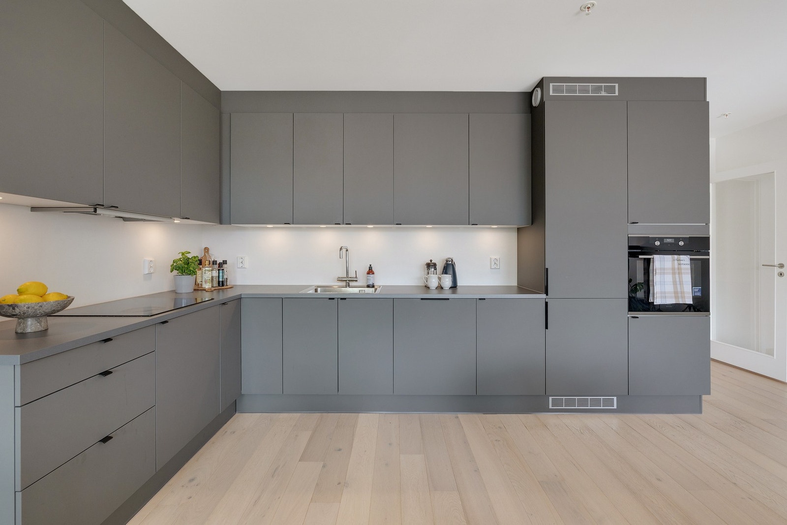 Pent og moderne kjøkken fra byggeår i en tidsriktig fargetone Galleribilde