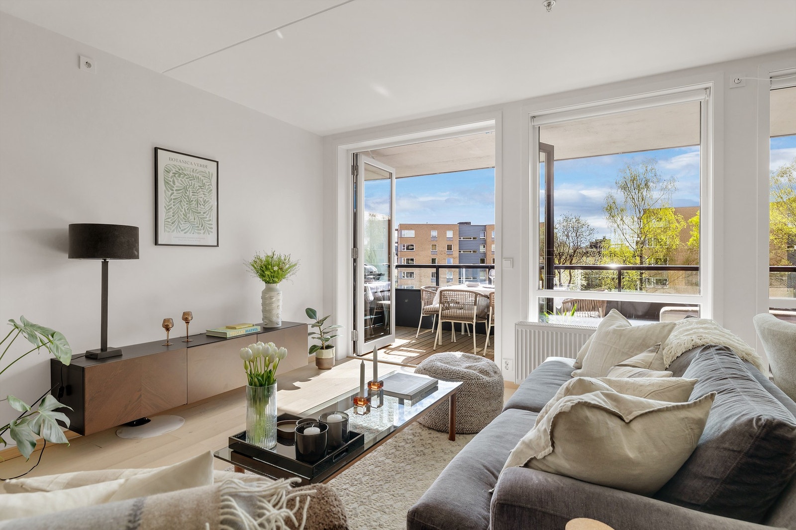 Lys og luftig stue som byr på gode møbleringsmuligheter Galleribilde