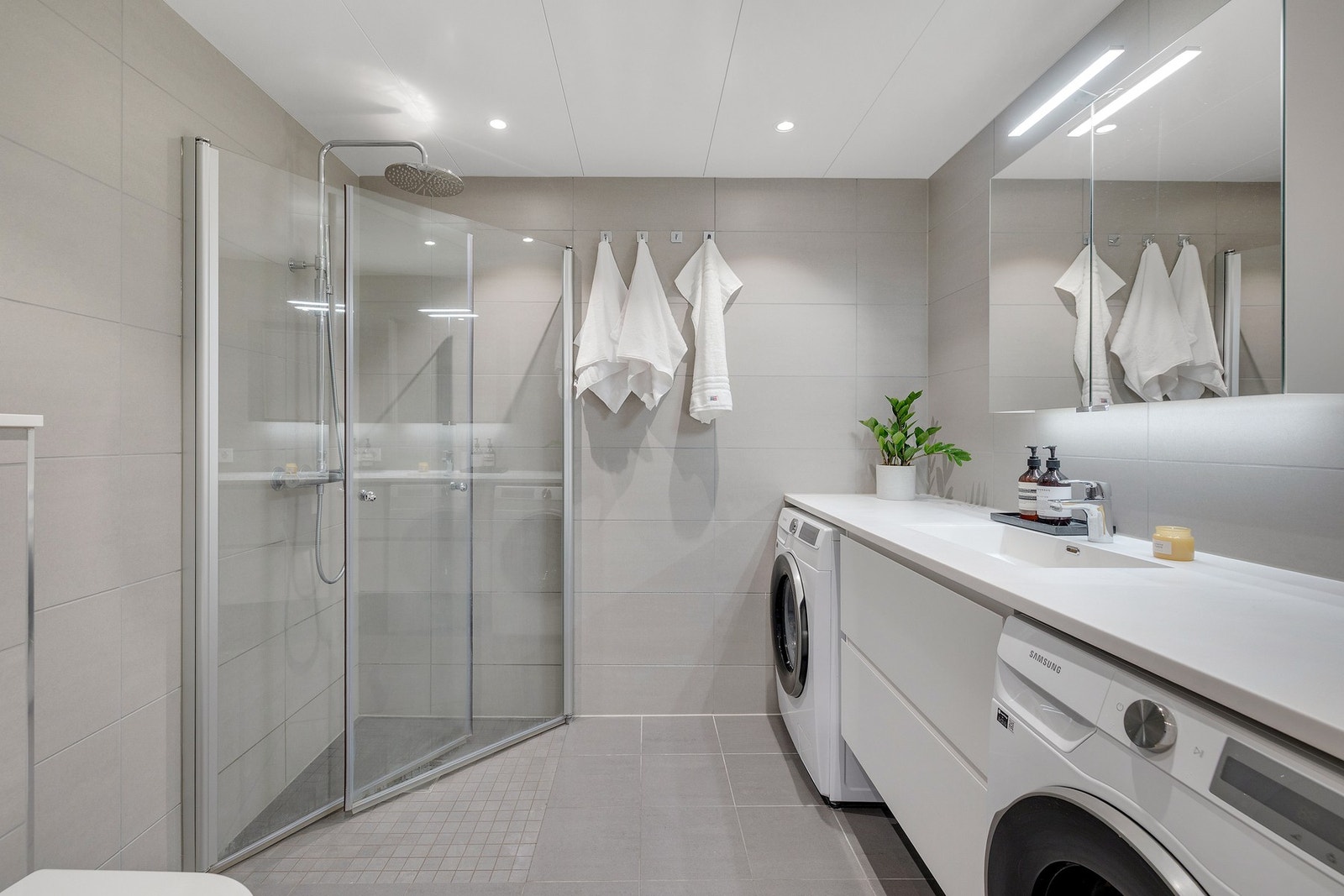 Pent, flislagt bad fra byggeår med opplegg for vaskemaskin Galleribilde