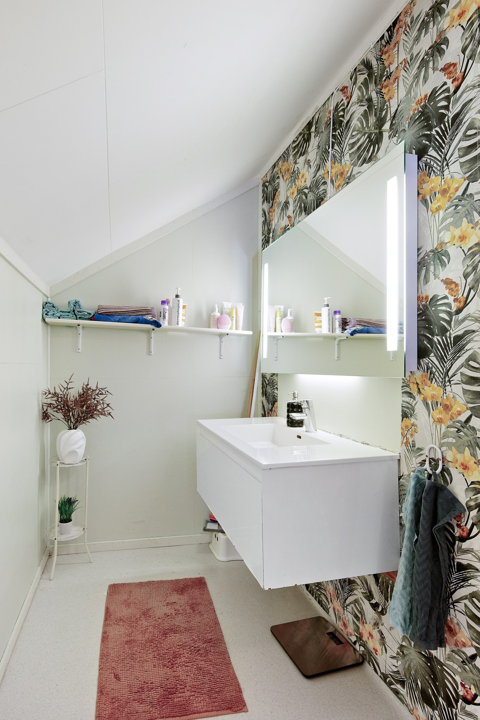 Bad i 2. etg. med opplegg til vaskemaskin. Galleribilde