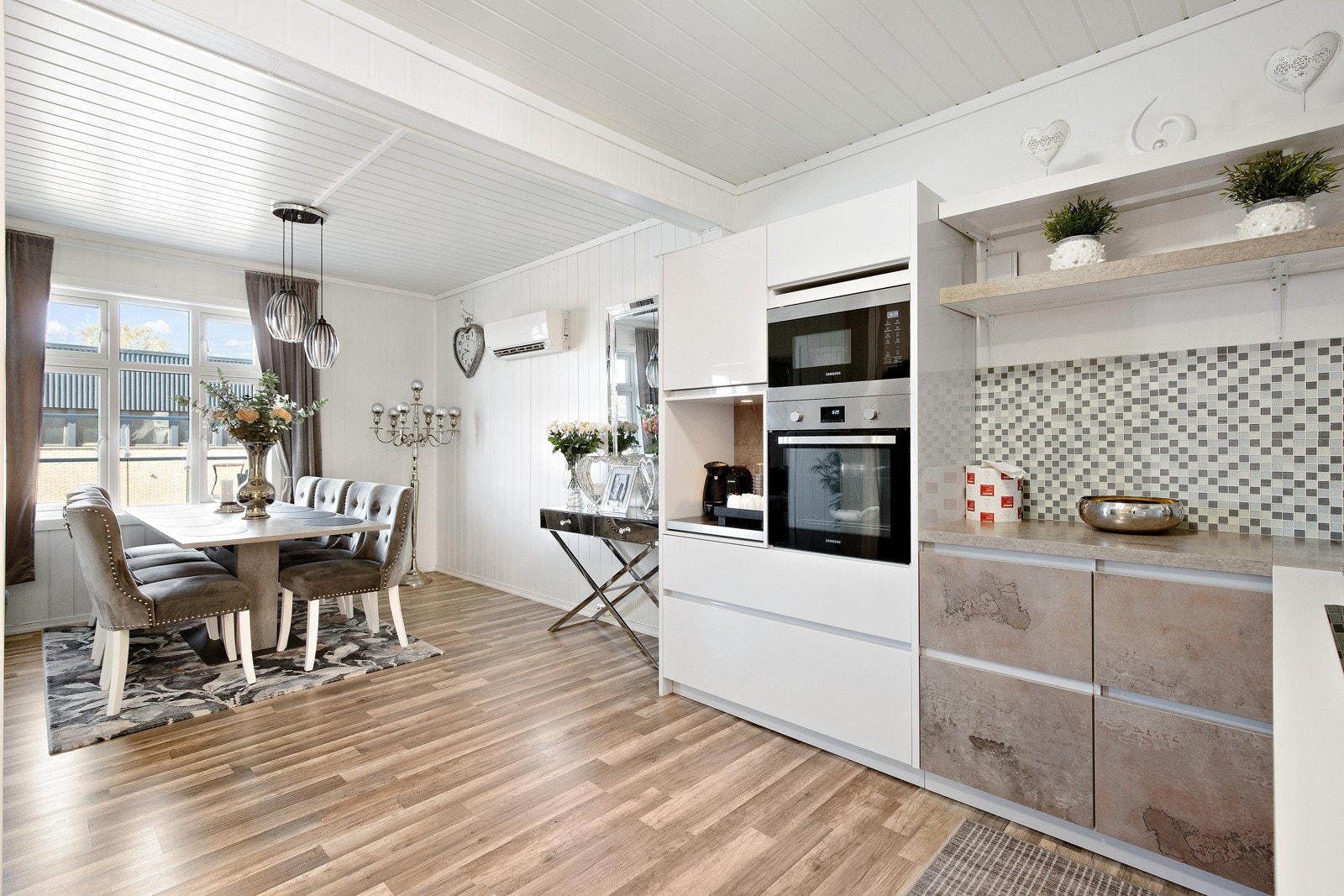 Styling kjøkken med bra oppbevaringsplass. Galleribilde