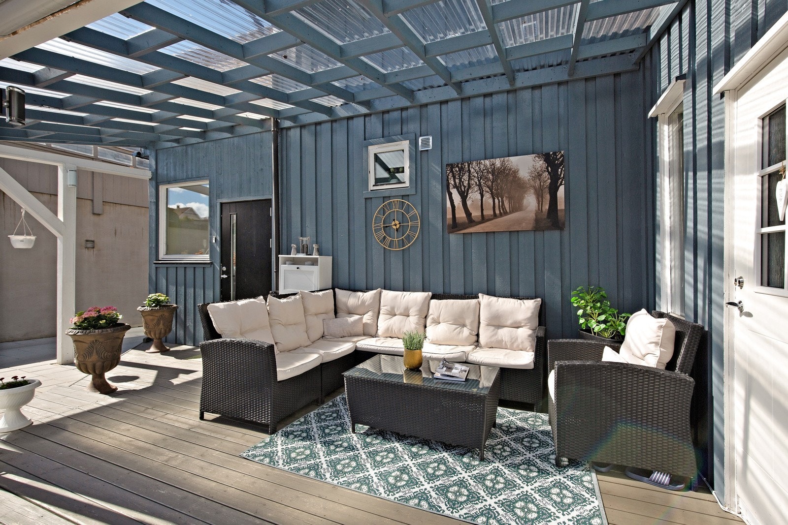 Uteplass med takoverbygg som gir god lunhet og skjerming Galleribilde