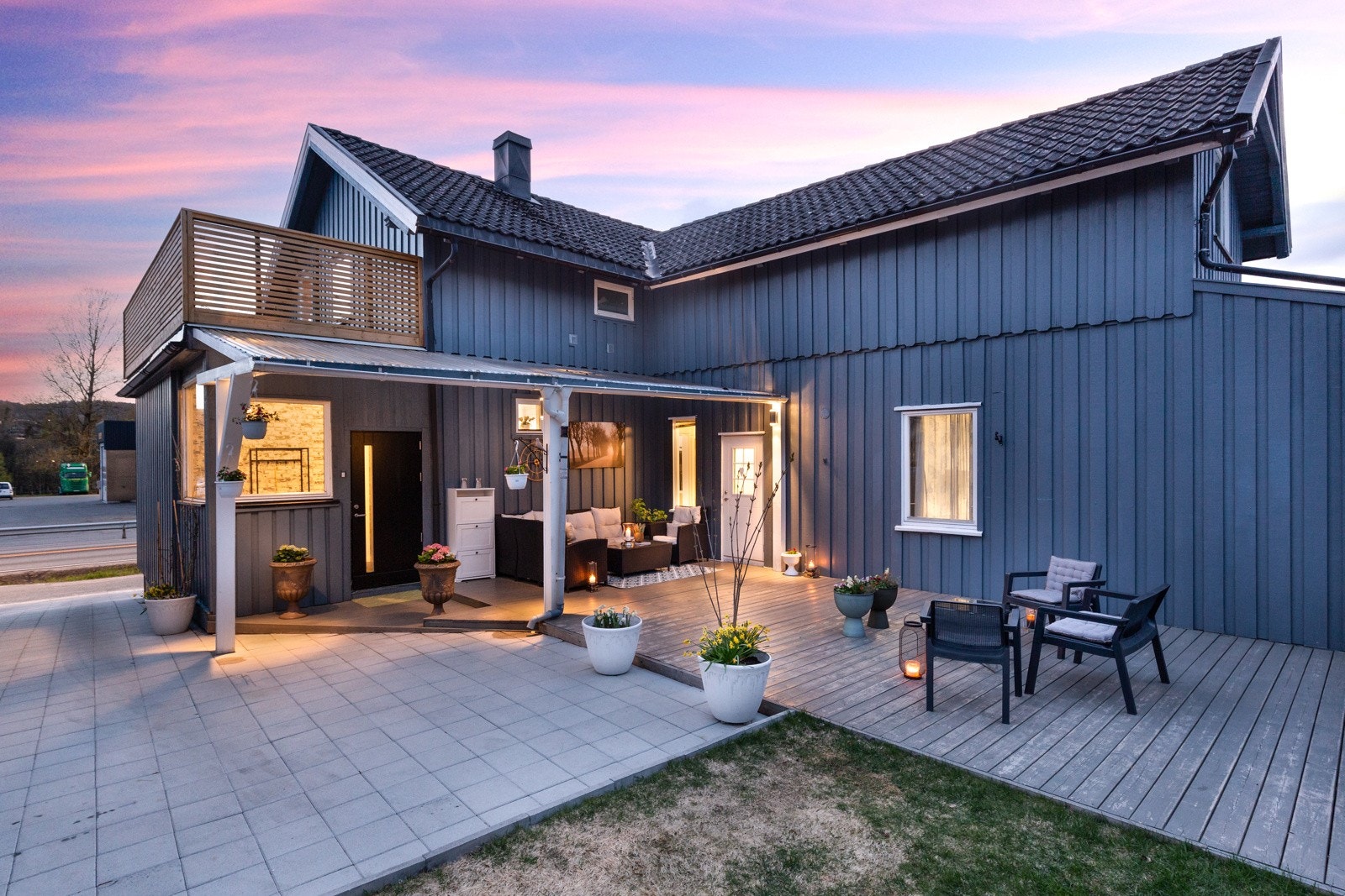 Sjarmerende uteplass på baksiden av huset Galleribilde