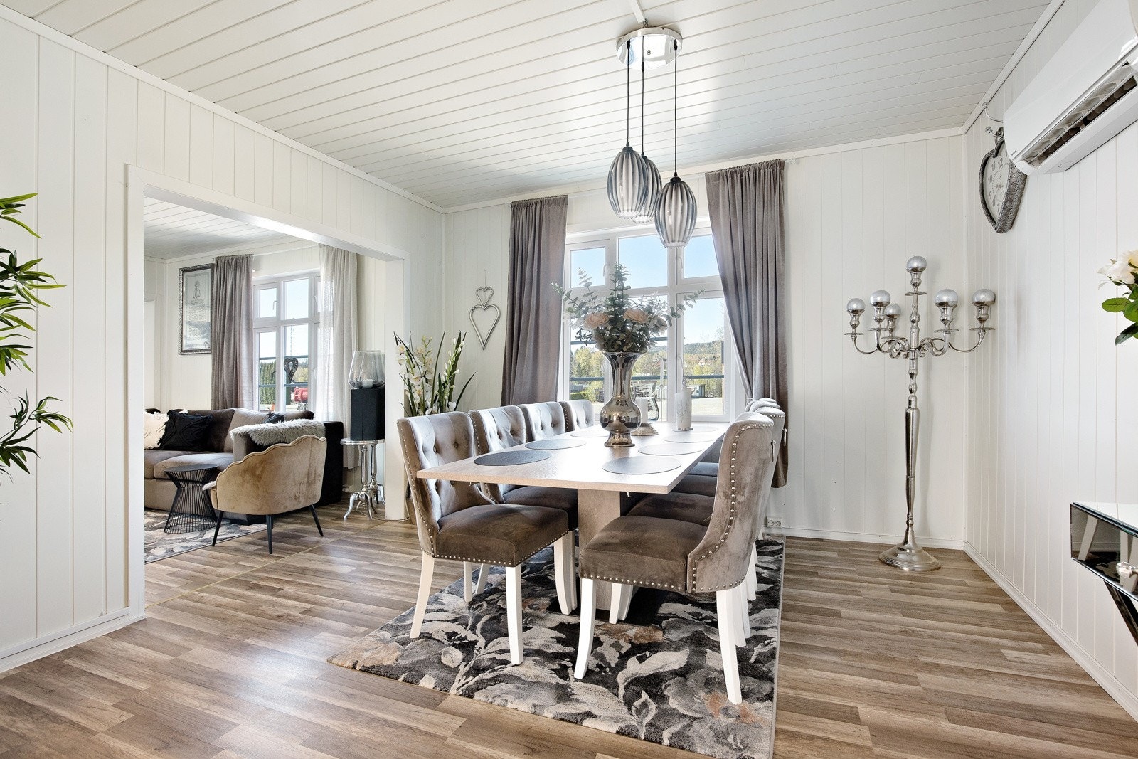 Flott og delikat spisestue. Galleribilde