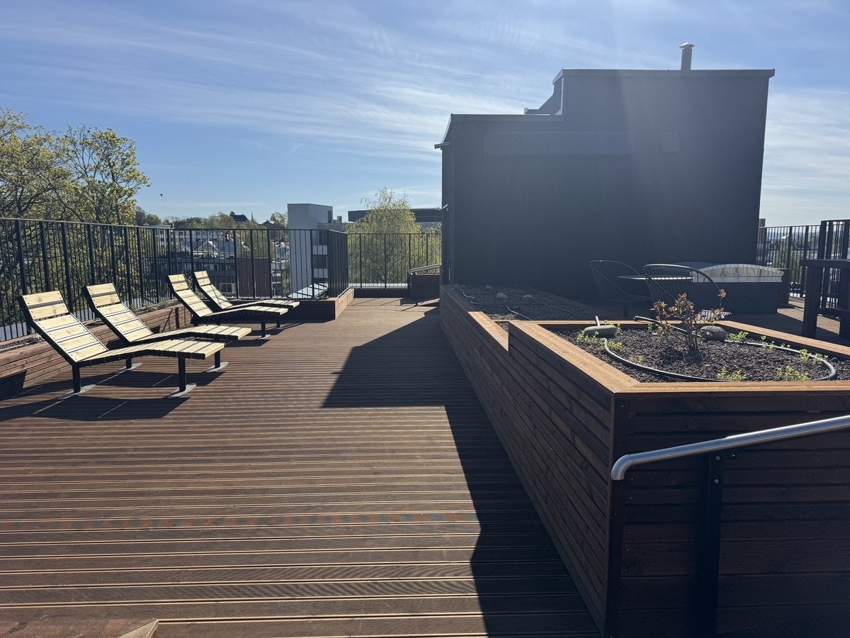 Takterrasse med solsenger Galleribilde