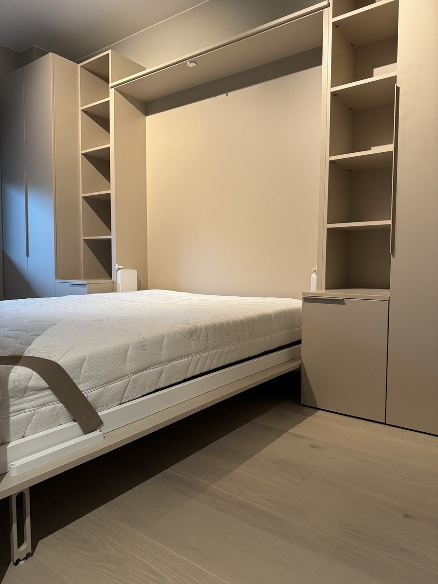 soverom med seng og innebygget garderobeskap Galleribilde