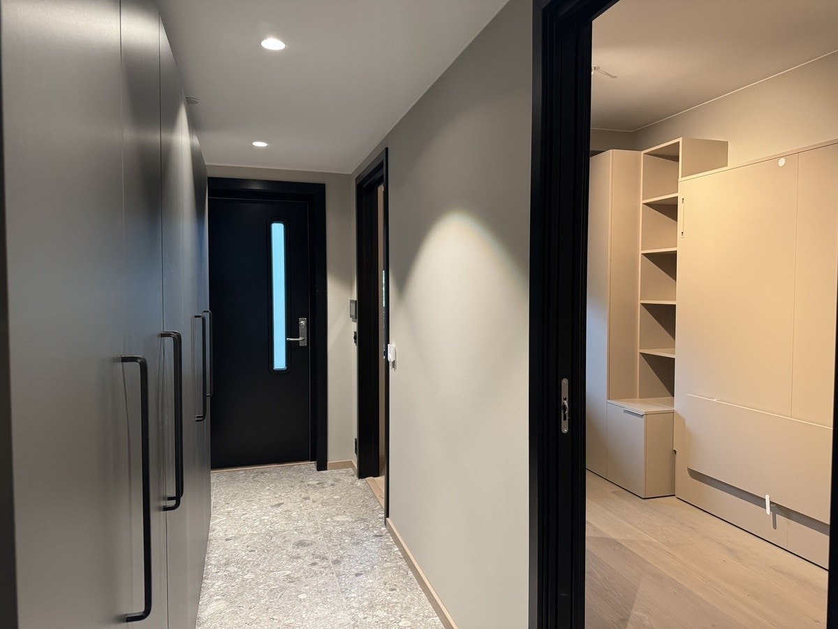 Gang mot inngangsdør, rikelig med skapplass Galleribilde