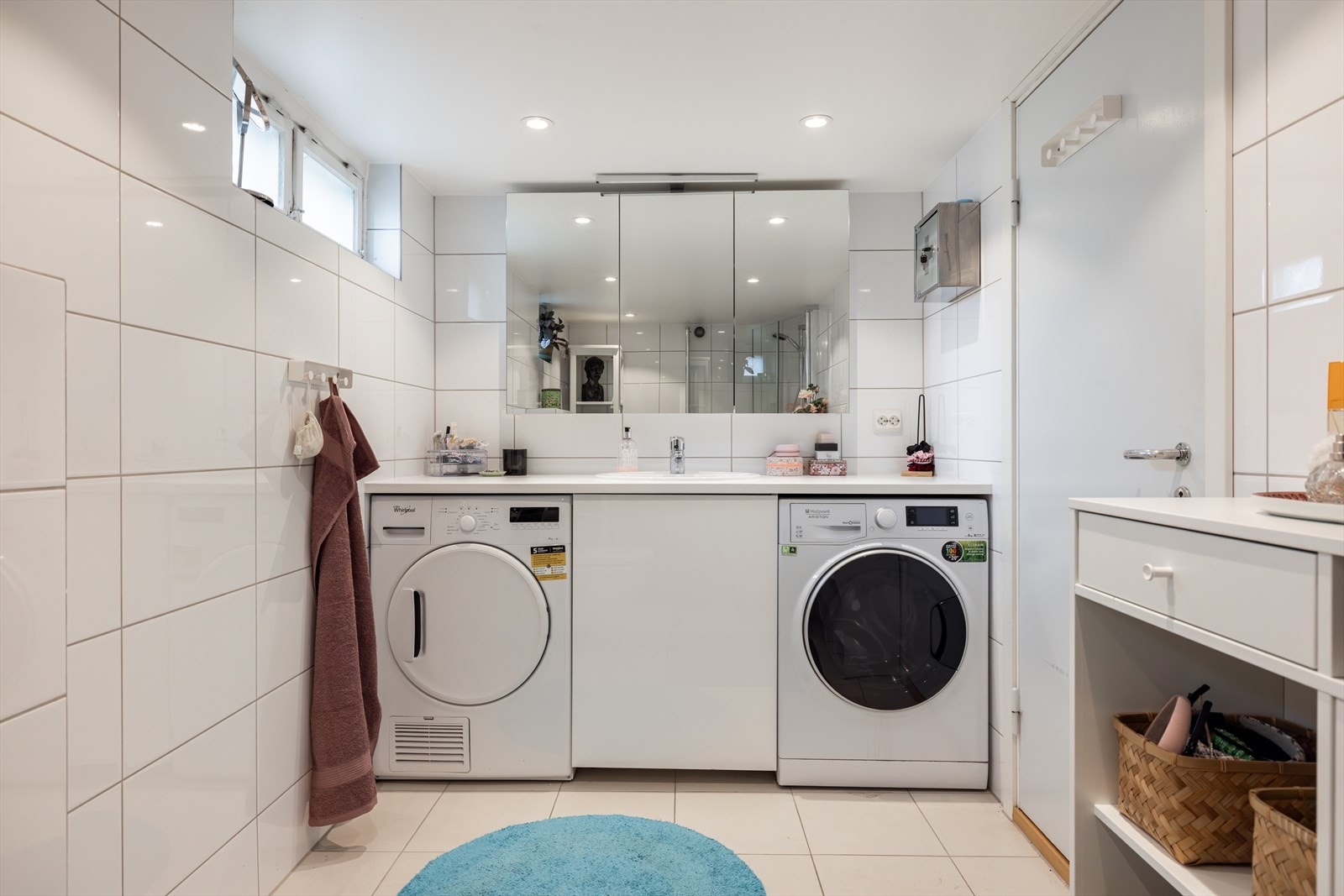 I underetasjen finnes et praktisk og pent baderom som ble pusset opp i 2017. Her er det opplegg til både vaskemaskin og tørketrommel under benk. En praktisk og smart løsning. God oppbevaring i speilskap samt i skap under servant. Galleribilde