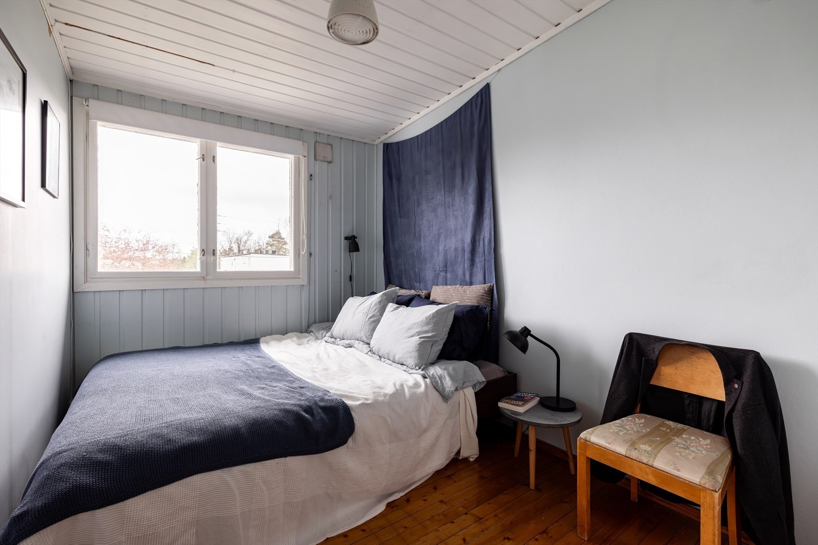 Soverom 1: Et godt soverom med plass til dobbeltseng. Store vinduer gir godt lys i rommet. Skapinnredning medfølger. Galleribilde