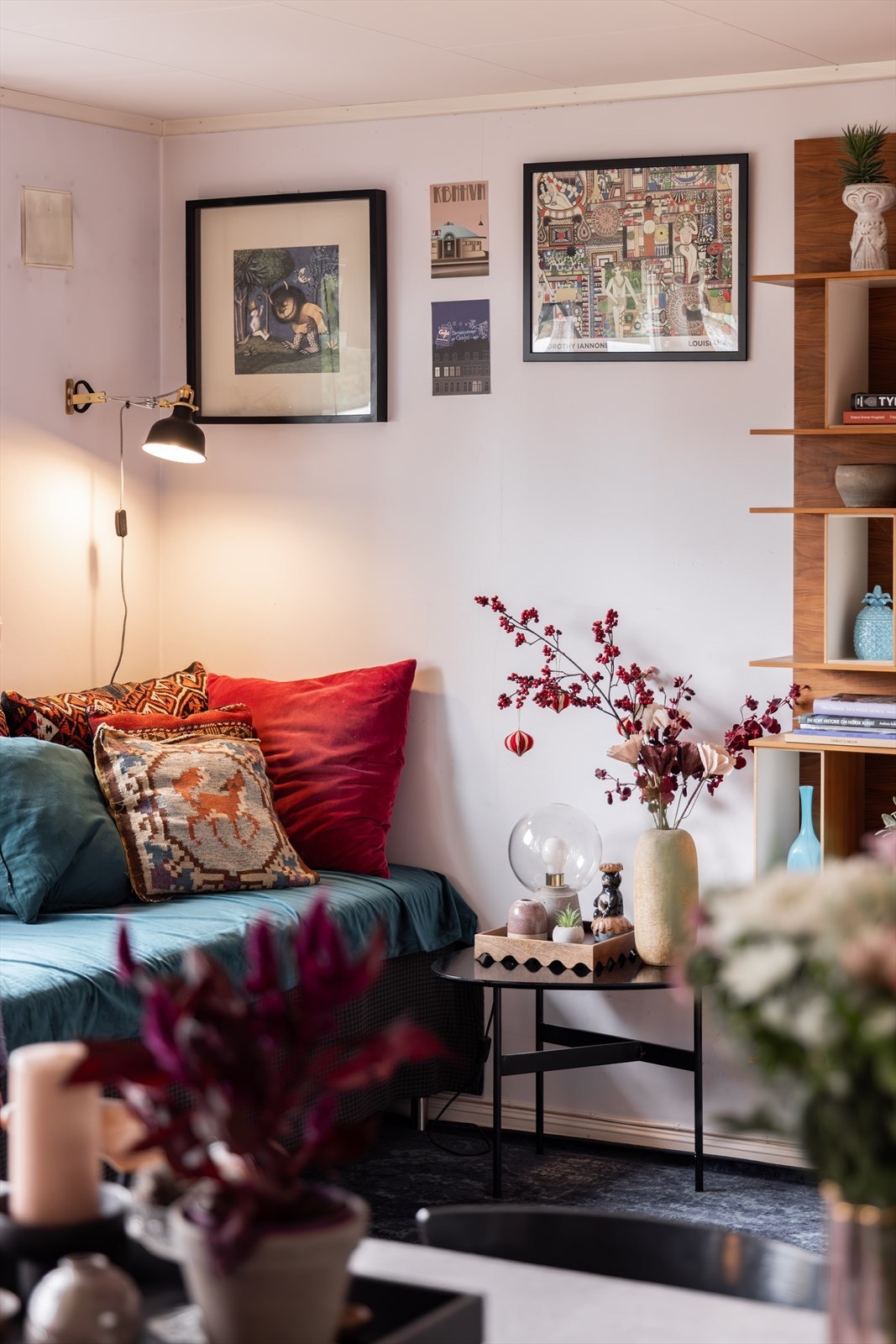 Dette er en nydelig bolig med herlig lysinngang. Boligen varmes opp både med elektrisk oppvarming og vedfyring. Galleribilde