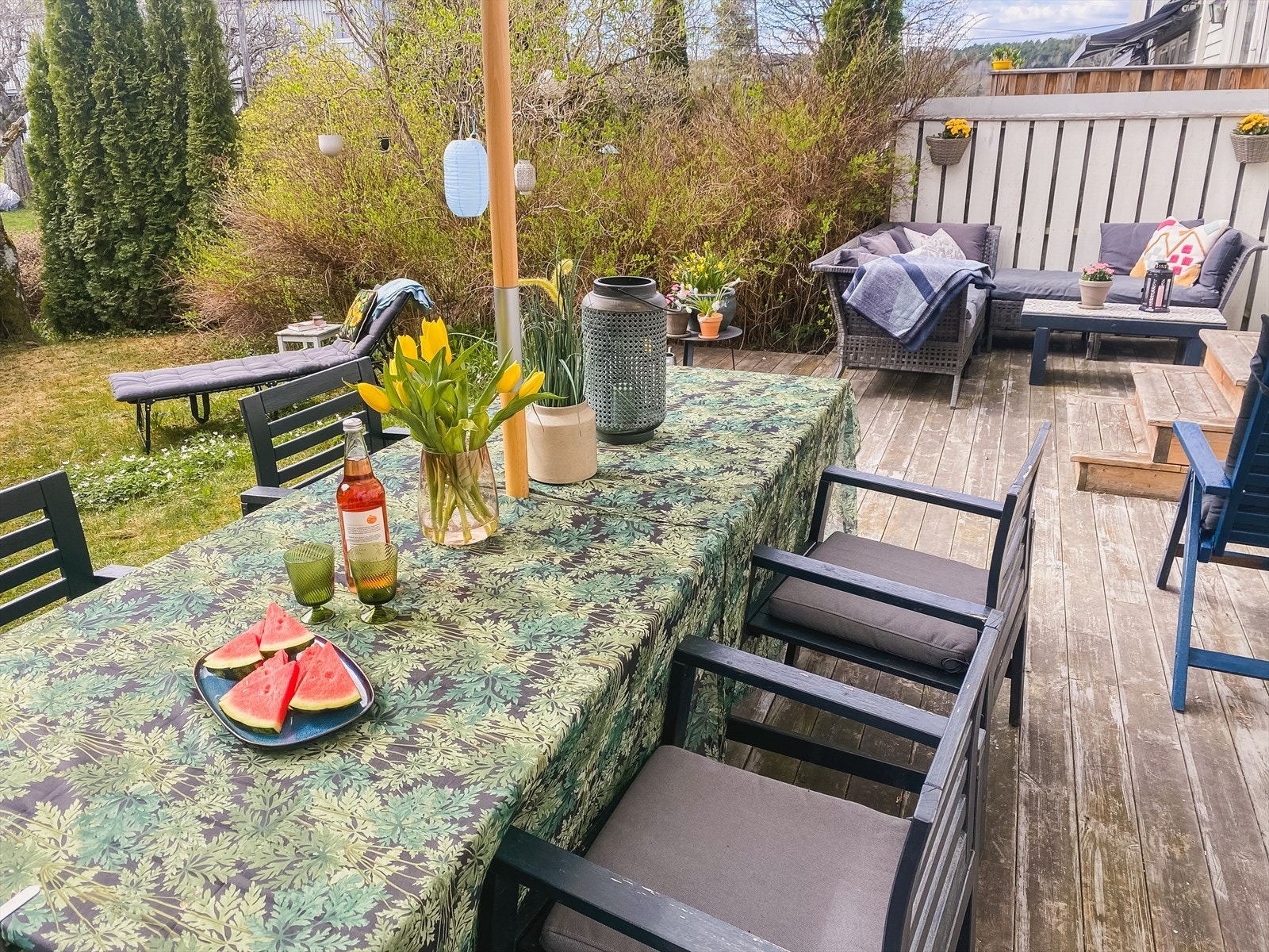 Den flotte terrassen er på ca. 36 kvm og ble bygget i 2015 av nåværende eier. Her tilbringes varme sommerdager fra morgen til kveld Galleribilde