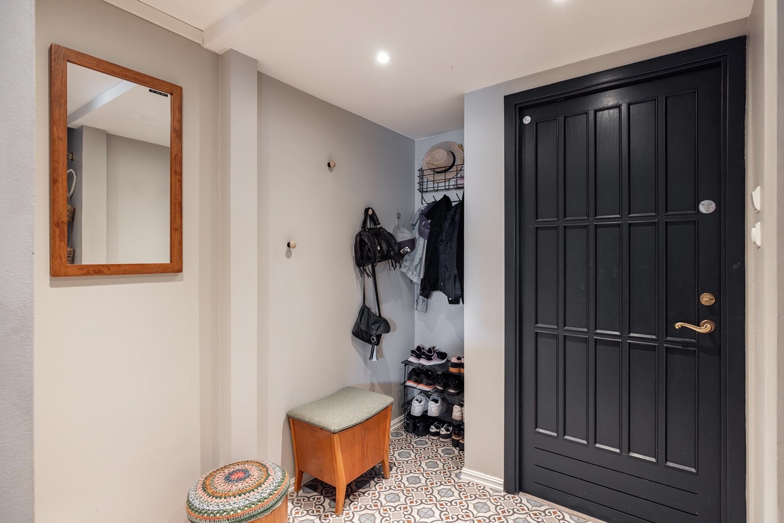 Velkommen inn: Boligen har en pent oppusset entré med pent malte flater og vakre fliser på gulv. Praktisk nisje for klesoppheng og oppbevaring av sko. Galleribilde