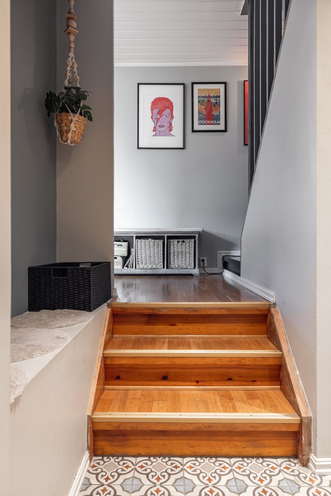 Videre er det anlagt en praktisk sittebenk som er gull for å ta av og på sko. Galleribilde