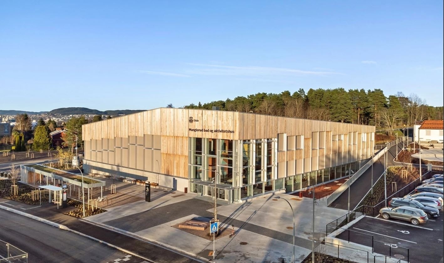 Manglerud bad- og aktivitetshus er et flott anlegg som åpnet i 2022 og her finner du både aktivitetshus med plass til fritidsklubb med diverse aktivitetsrom, kulturskole og et flott badeanlegg. Utenfor er det også etablert både skateanlegg og parkourpark. Galleribilde