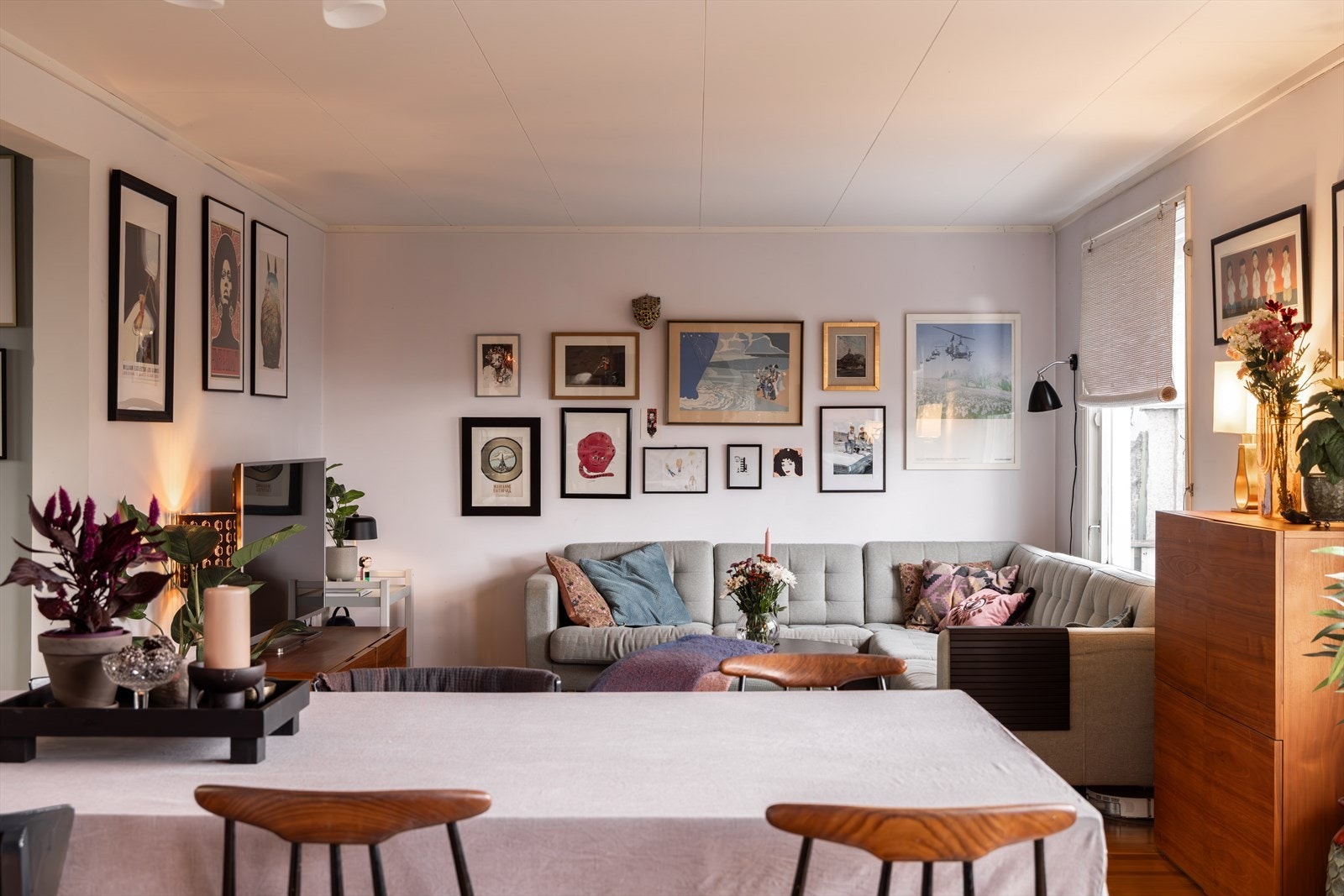 Det er rikelig med plass til både sofagruppe og stort spisebord i stuen, perfekt for hyggelige måltider med familie og venner. Galleribilde