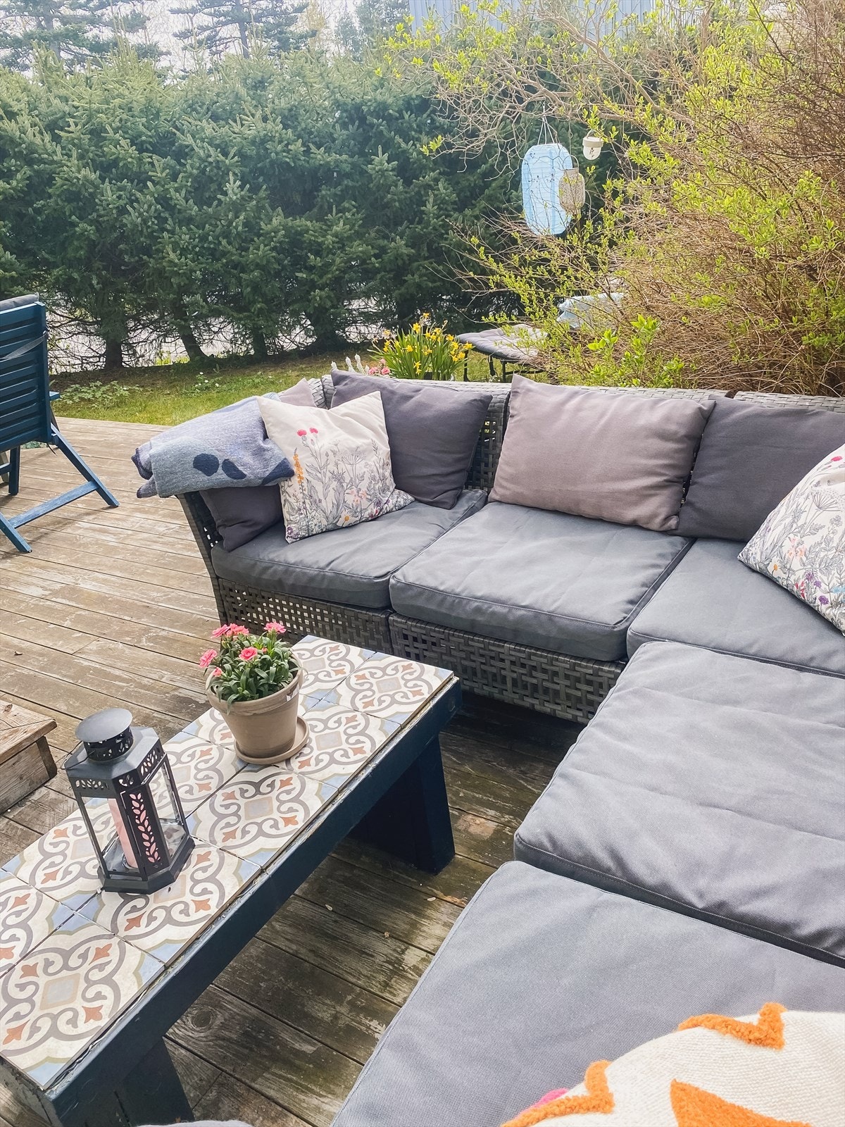 Velkommen til en idyllisk og grønn hageidyll! Her bor du på enden av rekken hvor hagen er innhyllet i grønn vegetasjon i form av forskjellige busker/prydbusker. Her finner du både plenareal og en flott terrasse på hele 36 kvm. Galleribilde