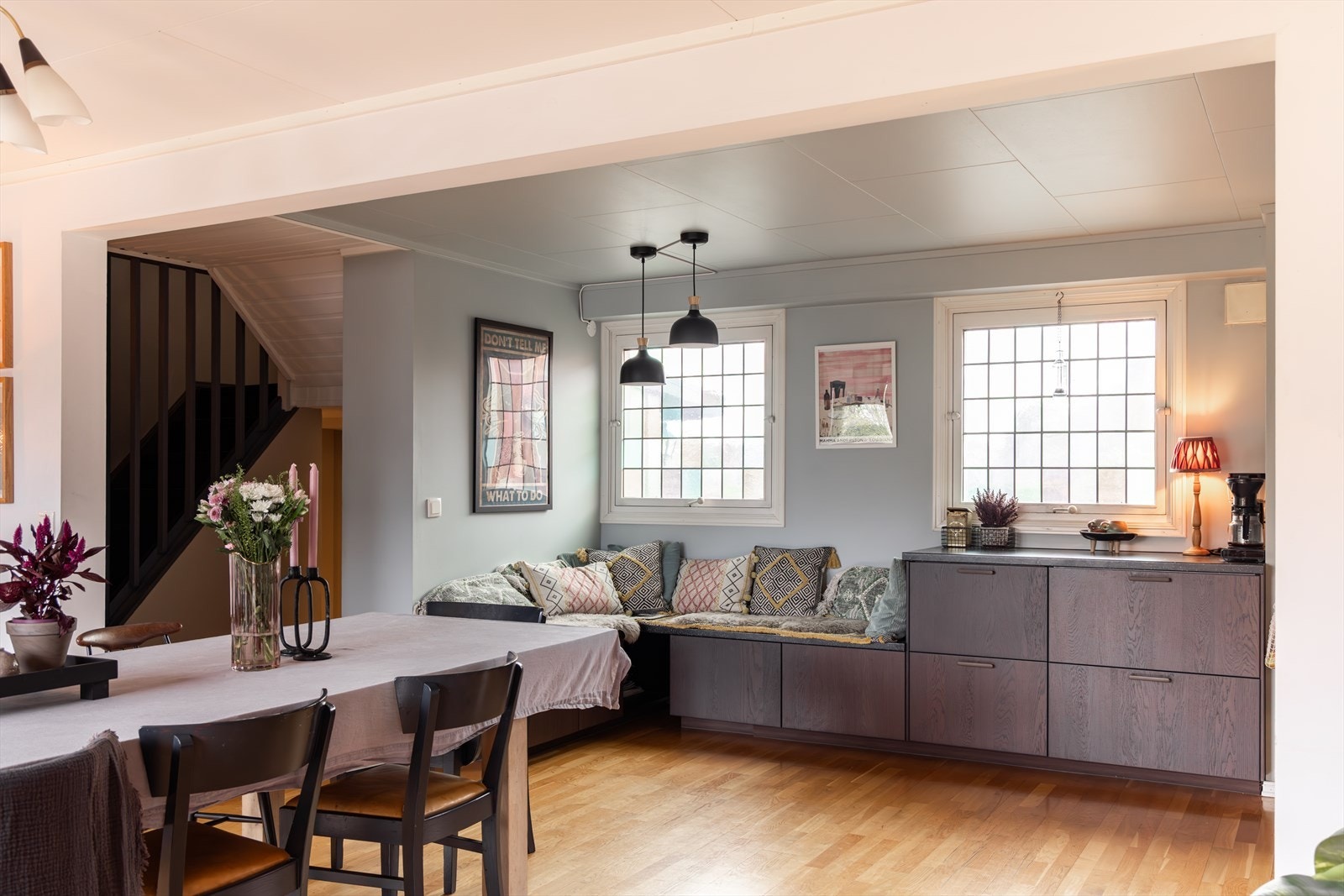 Kjøkkenet er nøye planlagt med tanke på både stil, funksjonalitet og bruksbehov. Her er det plass for hobbykokken, en sosial sittebenk i tillegg til at det er god plass til stort langbord! Galleribilde