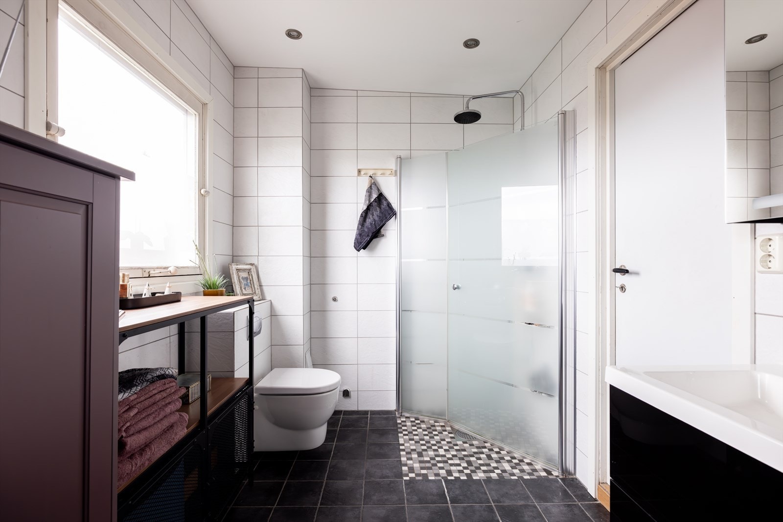 Det er i tillegg montert dusjhjørne med dusjvegger i herdet glass, samt heldekkende servant på underskap med speil og belysning. Veggmontert wc. Et romslig, lyst og godt baderom, perfekt for familien! Galleribilde