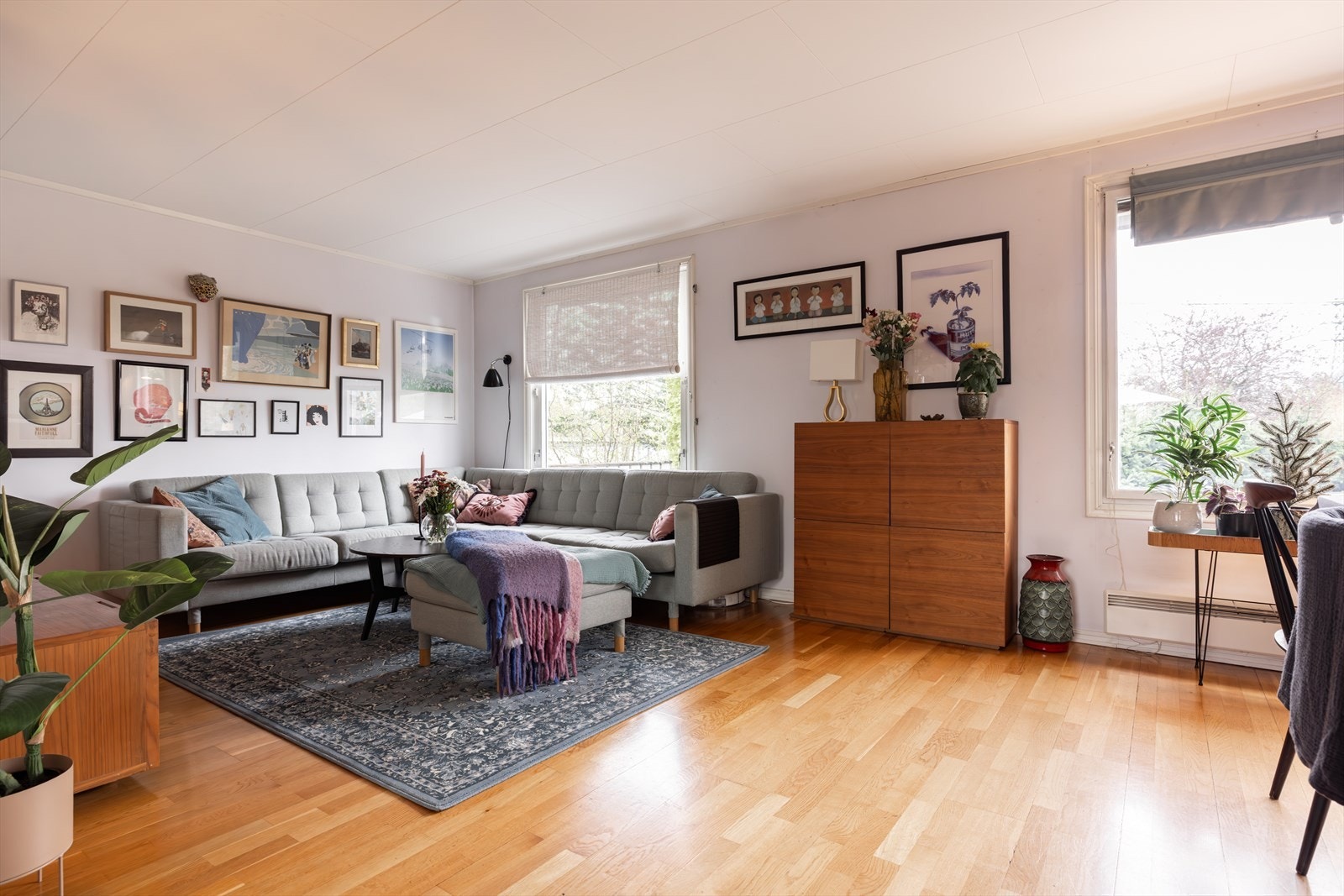 Romslig og flott stue med store vinduer som gir herlig lysinnfall og utsyn mot boligens grønne og frodige hage. Galleribilde